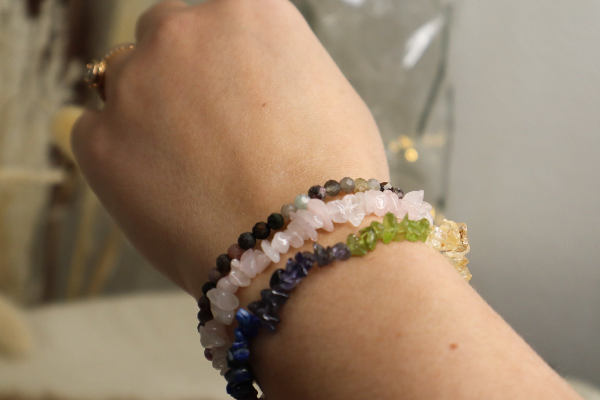 Bracelet de toutes les couleurs numéro trois en partant du haut.