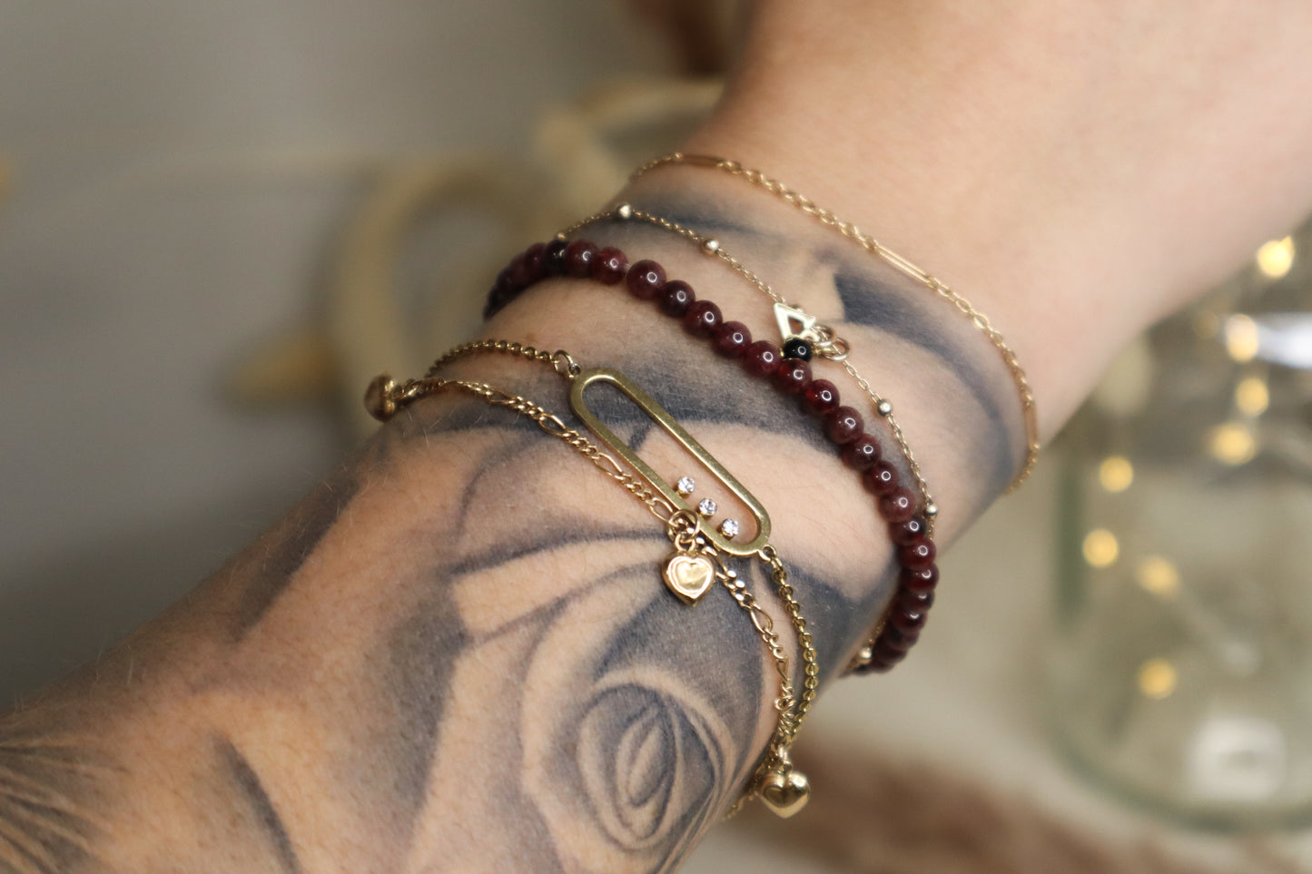 Bracelet Grenat porté.