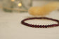 Zoom sur les pierres précieuses du bracelet grenat.