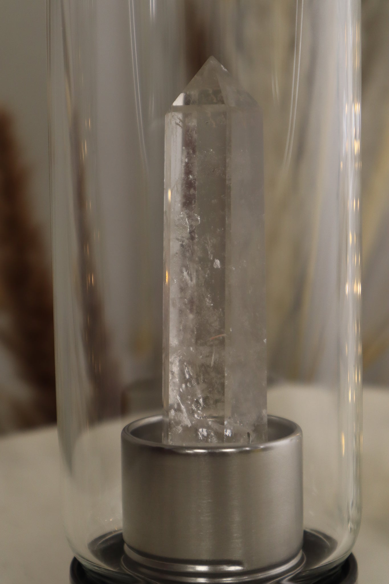 Bouteille en verre avec sa pierre précieuse.