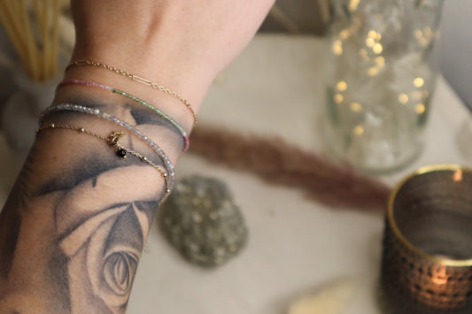 Premier bracelet en partant du haut. Belle association.