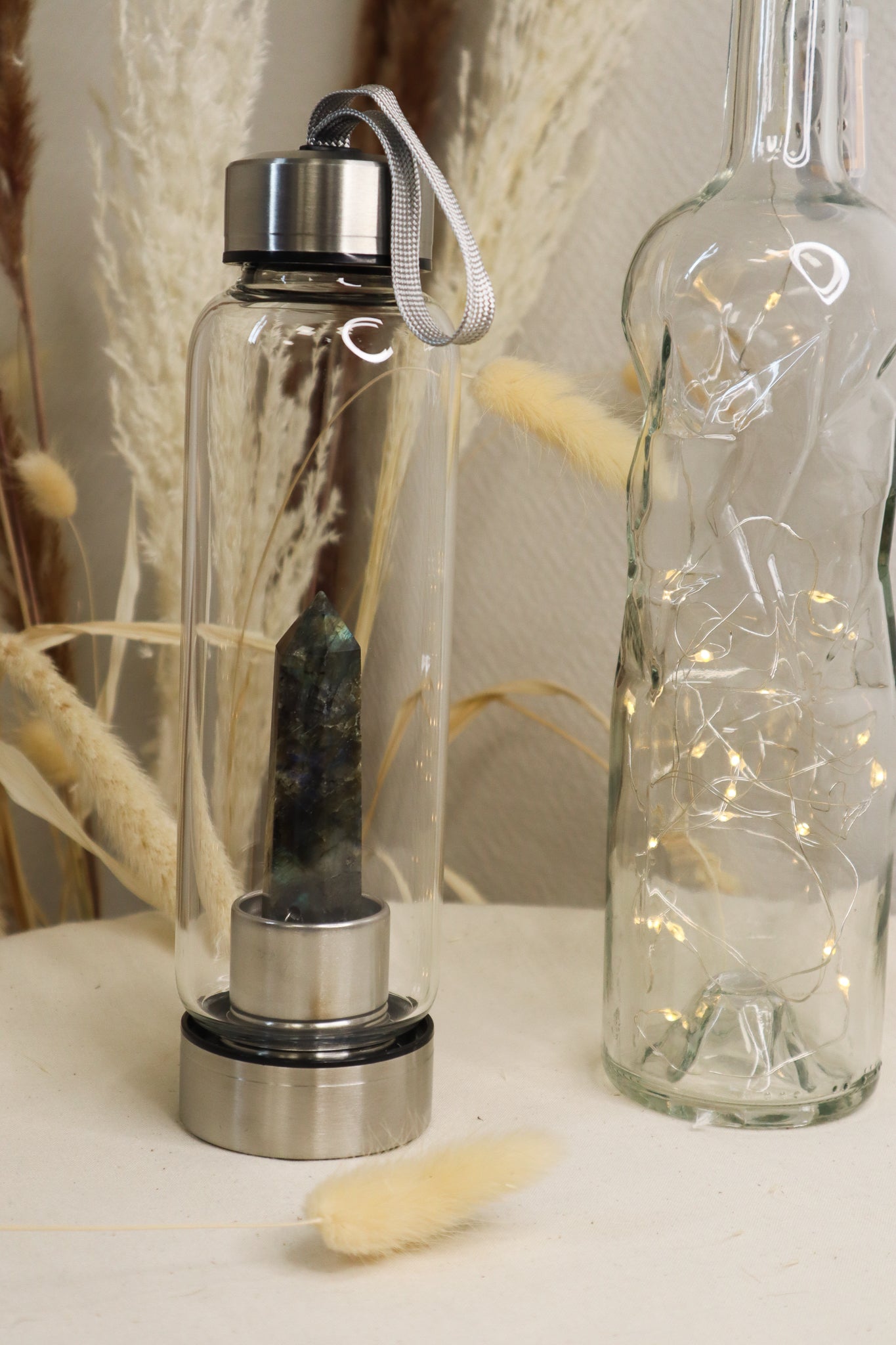 Bouteille en verre avec sa pierre précieuse.