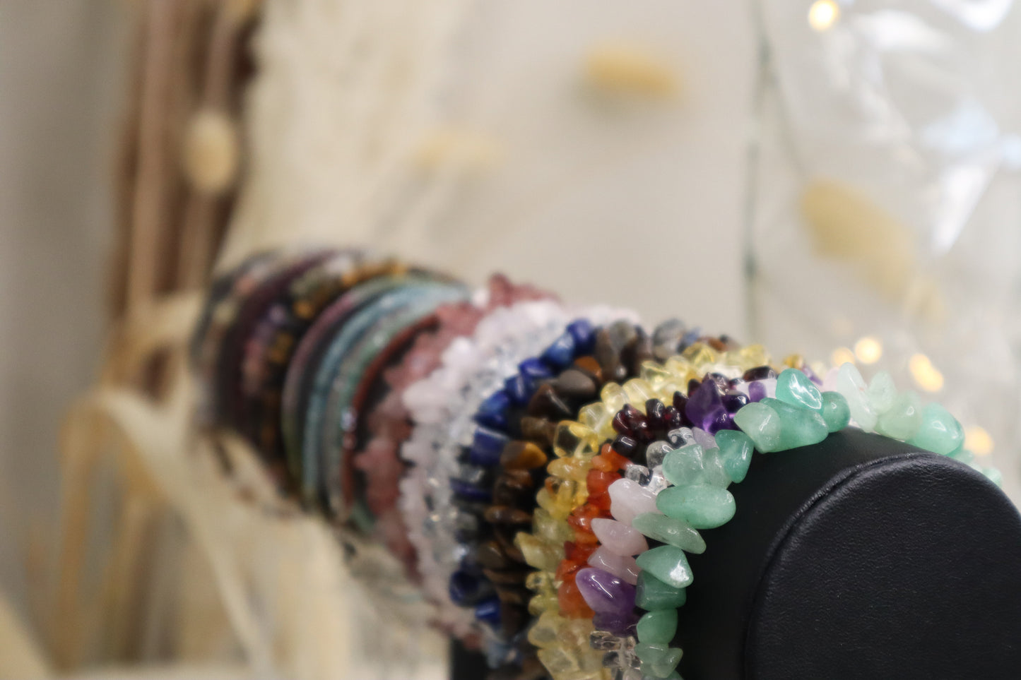 Deuxième bracelet en partant de la droite.